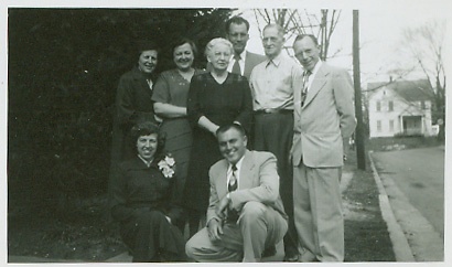 Lloyds, Bob Sr, Bob Jr, Belle, Stella, Jean, friend of Dad (is it Jim Richwalski sp?)